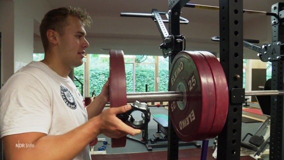 Diskus-Olympionike Mika Sosna an der Hantelbank. © Screenshot 