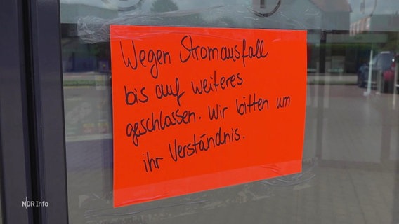 Auf einer Tür ist ein Schild befestigt, das auf einen Stromausfall hinweist. © Screenshot 