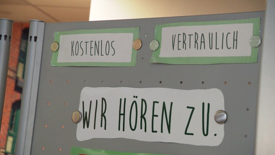 Auf einer Wand stehen die Wort kostenlos, vertraulich und wir hören zu. © Screenshot 