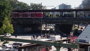Eine S-Bahn an der Haltestelle Berliner Tor in Hamburg. © Screenshot 