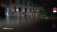Eine Straße in Hamburg ist nach starken Regenfällen überflutet. © Screenshot 