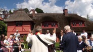 Mehrere Menschen haben sich vor dem Fischerhaus Blankenese versammelt © Screenshot 