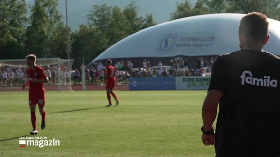 Ein Spielfeld mit Fußballern darauf. © Screenshot 