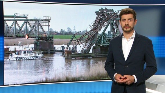 Daniel Anibal Bröckerhoff moderiert NDR Info. © Screenshot 