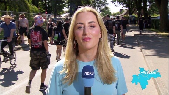 Die Reporterin Lisa Knittel berichtet aus Wacken. © Screenshot 