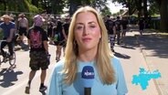 Die Reporterin Lisa Knittel berichtet aus Wacken. © Screenshot 