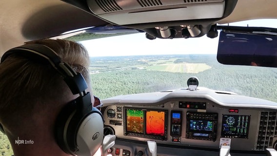 Blick über die Schulter eines Piloten. © Screenshot 