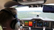 Blick über die Schulter eines Piloten. © Screenshot 