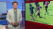 Moderator Carl-Georg Salwedel im Studio. © Screenshot 