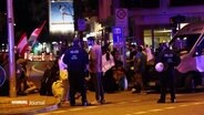 Polizisten begleiten eine Demo im Hamburger Schanzenviertel. © Screenshot 