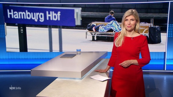 Bibiana Barth moderiert NDR Info. © Screenshot 
