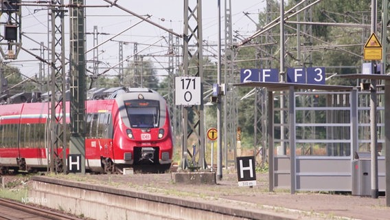 Eine Bahn bei der Einfahrt an einem Gleis. © Screenshot 