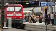 Bahnreisende steigen in Züge im Hamburger Hauptbahnhof. © Screenshot 