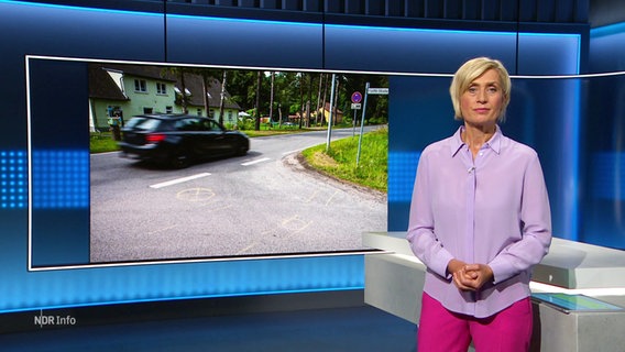 Susanne Stichler moderiert NDR Info. © Screenshot 