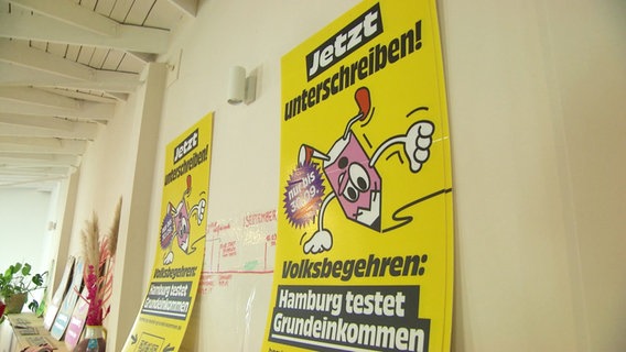 Plakate für ein Volksbegehren für einen Testlauf für ein bedingungsloses Grundeinkommen in Hamburg. © Screenshot 