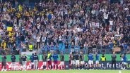 Fans von Phönix Lübeck jubeln ihrer Mannschaft zu. © Screenshot 
