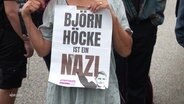 Auf einem Protest-Plakat wird AfD-Politiker Björn Höcke als Nazi bezeichnet. © Screenshot 