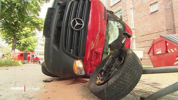 Ein umgestürzter LKW liegt auf der Straße. © Screenshot 