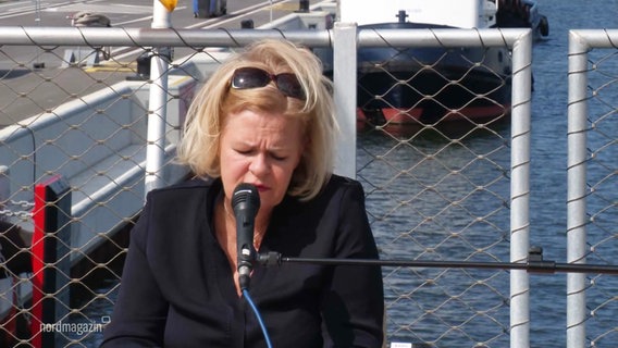 Nancy Faeser steht an einem Mikrofon und spricht. © Screenshot 