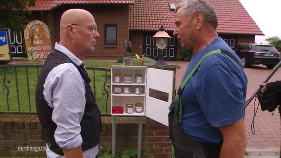 NDR-Reporter Michael Rödger unterhält sich mit einem Bewohner von Gneve. © Screenshot 