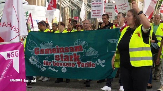 Mehrere Menschen aus dem Gastronomie und Nahrungs- bzw. Genusswarenbereich demonstrieren gemeinsam für bessere Tarife. © Screenshot 