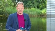 Thilo Tautz moderiert draußen an einem Teich. © Screenshot 