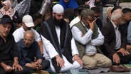 Männern beten vor der blauen Moschee. © Screenshot 