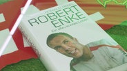 Ein Buch über den verstorbenen Fußballer Robert Enke. © Screenshot 