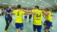 Handballer freuen sich über einen Sieg. © Screenshot 