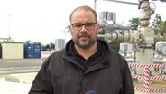 NDR- Reporter Sebastian Duden berichtet aus Krummhörn. © Screenshot 