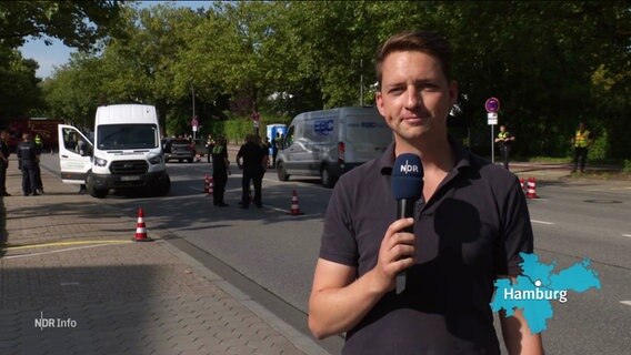 NDR-Reporter Simon Ritter steht an einer Straße. © Screenshot 