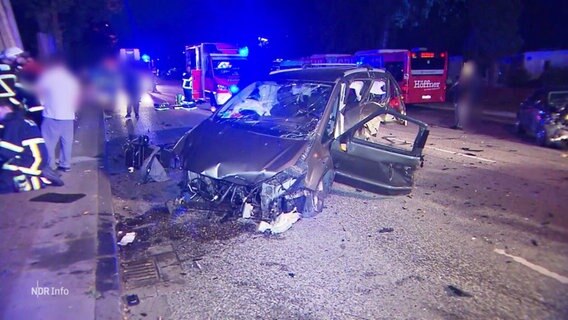 Ein Autowrack im Blaulicht an der Unfallstelle. © Screenshot 