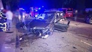 Ein Autowrack im Blaulicht an der Unfallstelle. © Screenshot 