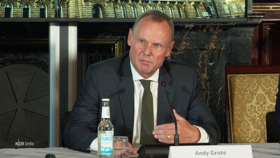 Innensenator Andy Grote (SPD) spricht bei der Landespressekonferenz im Rathaus- © Screenshot 