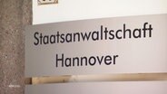 Ein Schild mit der Aufschrift "Staatsanwaltschaft Hannover" © Screenshot 