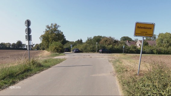 Straße mit Ortsschild. © Screenshot 