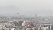 Ein Flugzeug fliegt über Kabul. © Screenshot 