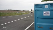 Dixie-Toilette am Fahrbahnrand © Screenshot 