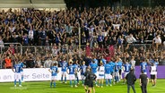 FC Hansa Rostock, in blauen Trikots und weißen Hosen, verabschiedet sich von ihren Fans im Stadion. © Screenshot 
