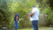 Unseriöse Gartenbaufirmen werden mit versteckter Kamera gefilmt. © Screenshot 