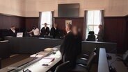 Der mutmaßliche Täter gesteht seine Tat vor dem Gericht. © Screenshot 