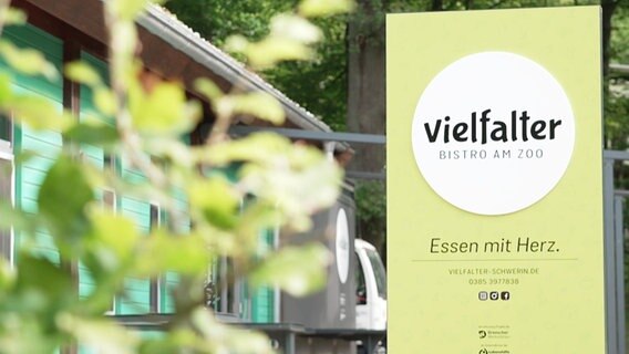 Eingangsschild vom Vielfalter-Bistro in Schwerin. Eingangsschild vom Vielfalter-Bistro in Schwerin. © Screenshot