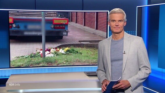 Moderator Thorsten Schröder im Studio von NDR Info. © Screenshot 