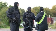 Bewaffnete Mitarbeiter von Zoll und Polizei. © TV News Kontor 