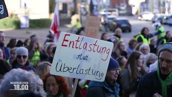 Beschäftigte der MHH beim einem Warnstreik in Hannover © Screenshot 
