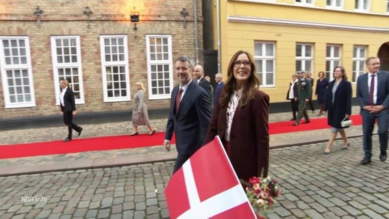 König Frederik und Königin Mary laufen durch eine Straße. © Screenshot 
