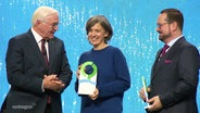 Die Biologin Franziska Tanneberger bekommt den Deutschen Umweltpreis von Bundespräsident Frank-Walter Steinmeier überreicht. © Screenshot 