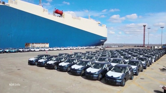 Viele E-Autos stehen in Reihen auf einem Platz. © Screenshot 