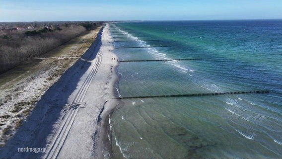 An Strand an der Ostsee aus der Vogelperspektive. © Screenshot 