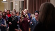 Menschen singen in einem Chor. © Screenshot 